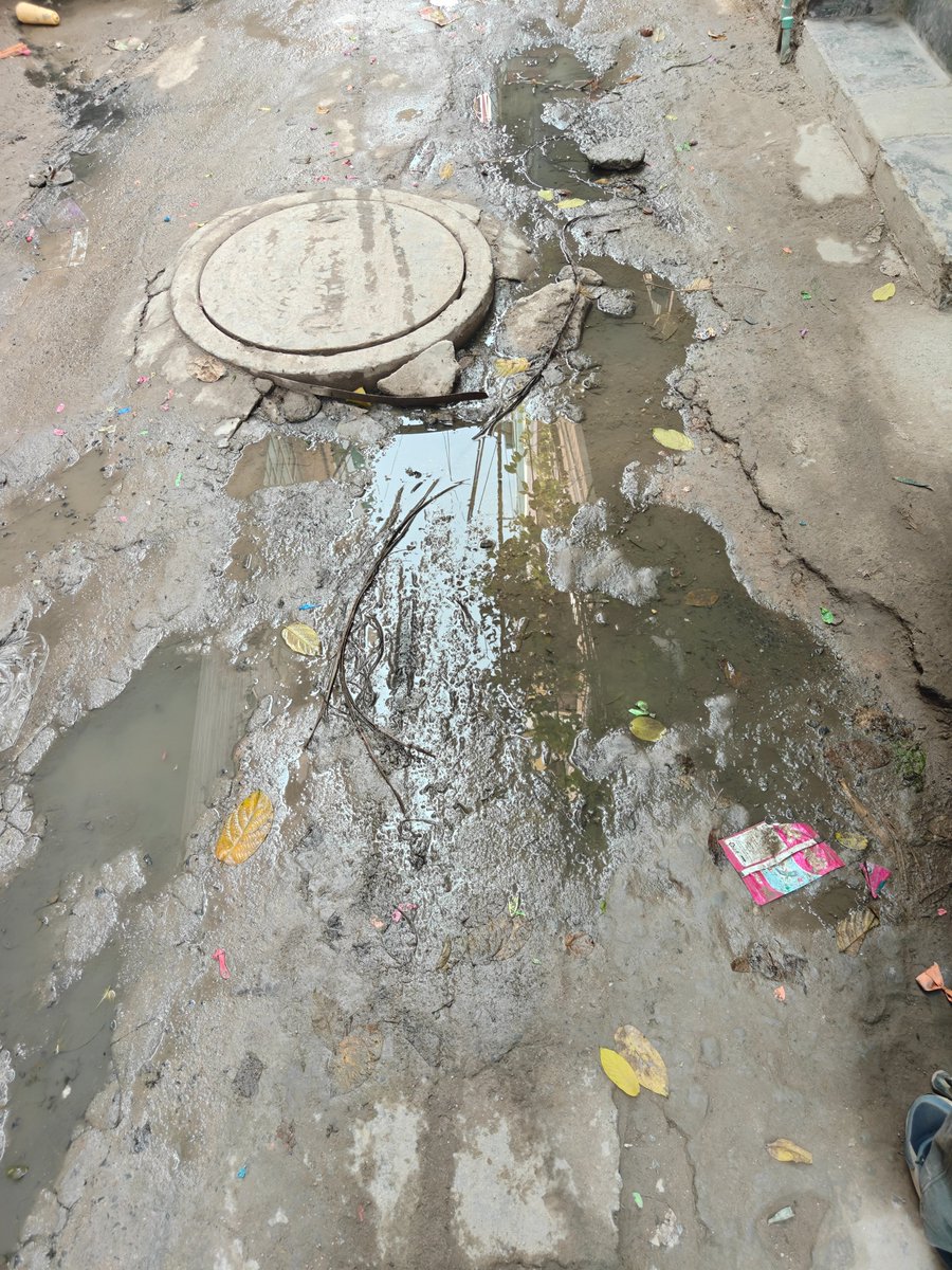 ankitssrivastav's tweet photo. Is this your new swach bharat?

Sewage overflowing in front of my home, been complaining for several days but no action has been taken. 

@CMODelhi @MCD_Delhi @BJP4Delhi  @PMOIndia @DelhiJalBoard @RamvirBidhuri @Seemavijaypt 

Requesting to please sort this as soon as possible. https://t.co/FzrelCQEjO