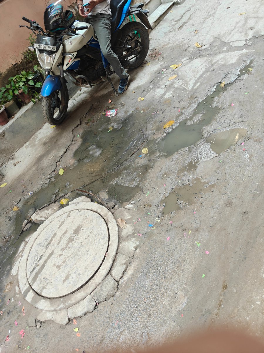 ankitssrivastav's tweet photo. Is this your new swach bharat?

Sewage overflowing in front of my home, been complaining for several days but no action has been taken. 

@CMODelhi @MCD_Delhi @BJP4Delhi  @PMOIndia @DelhiJalBoard @RamvirBidhuri @Seemavijaypt 

Requesting to please sort this as soon as possible. https://t.co/FzrelCQEjO