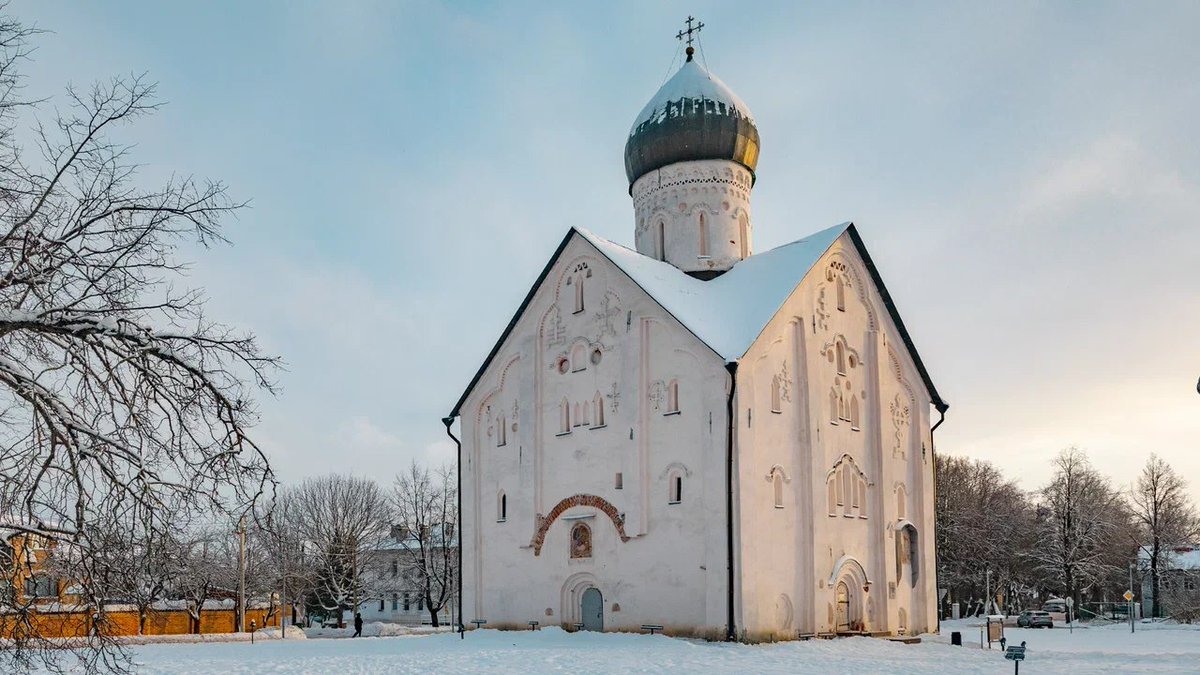 RusBotschaft's tweet photo. 🕊️☦️ Die EINZIGE Kirche, in der die Fresken von Theophanes des Griechen erhalten geblieben sind 

🔴 Mehr als 50 historische Kirchen gibt es in Weliki #Nowgorod, von Gebäuden aus dem 11. Jahrhundert bis zu modernen Kirchen. Besonders beeindruckend ist die Kirche des Erlösers auf der Iljina-Straße.

🔴 Erbaut 1374 von wohlhabenden Handwerkern und Kaufleuten der Straße. 1378 malte der weltberühmte byzantinische Meister Theophanes der Grieche die Wände und Gewölbe der Kirche.

🔴 Einzigartig erhaltene Fresken – #Theophanes, in Byzanz geboren, gestaltete über 40 Kirchen, doch nur hier sind seine originalen Fresken im Kircheninneren zu sehen.

🔴 Besonders gut erhalten sind das Bild des Pantokrators im Kuppelgewölbe und die Fresken der Apsis.

🔴 Einfluss auf die Nowgoroder Malerei – Kunsthistoriker sehen in Theophanes’ Werk einen prägenden Einfluss auf die Freskenkunst der Region, möglicherweise befinden sich in dieser Kirche auch Fresken seiner Schüler.

🔴 Teile der Fresken gingen verloren – viele Wände wurden über Jahrhunderte weiß getüncht oder neu bemalt. Die Restaurierung begann erst im 20. Jahrhundert und wird bis heute fortgeführt.

#welcometoRussia #DiscoverRussia #RusslandEntdecken

📸 Pavel Kuzmichev

🪆 Fenster nach Russland (https://t.co/y1RJfRVHRq)