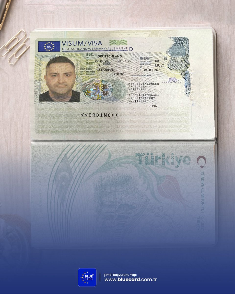 bluecardcomtr's tweet photo. Erdinç Bey ve Ailesi Artık Almanya Yolcusu! 🚛🇩🇪

Bir hayal daha gerçeğe dönüştü. Erdinç Bey, 39 yaşında bir Tır Şoförü olarak başlattığı Blue Card sürecini başarıyla tamamladı ve ailesiyle birlikte yeni hayatına ilk adımı atıyor.

Başvuru: 03.12.2025
Sonuç: 04.03.2026

Sadece 3 ay gibi kısa bir sürede vizelerini teslim almanın mutluluğunu paylaşıyoruz. Doğru danışmanlık ve eksiksiz hazırlıkla Avrupa kapıları size de açılabilir.

Siz de Erdinç Bey gibi hayallerinizi ertelemekten vazgeçin, uzman ekibimizle sürecinizi bugün başlatın!

📍 Bilgi ve Başvuru: https://t.co/9CPBnBv2fA

#vize #almanyavize #bluecard