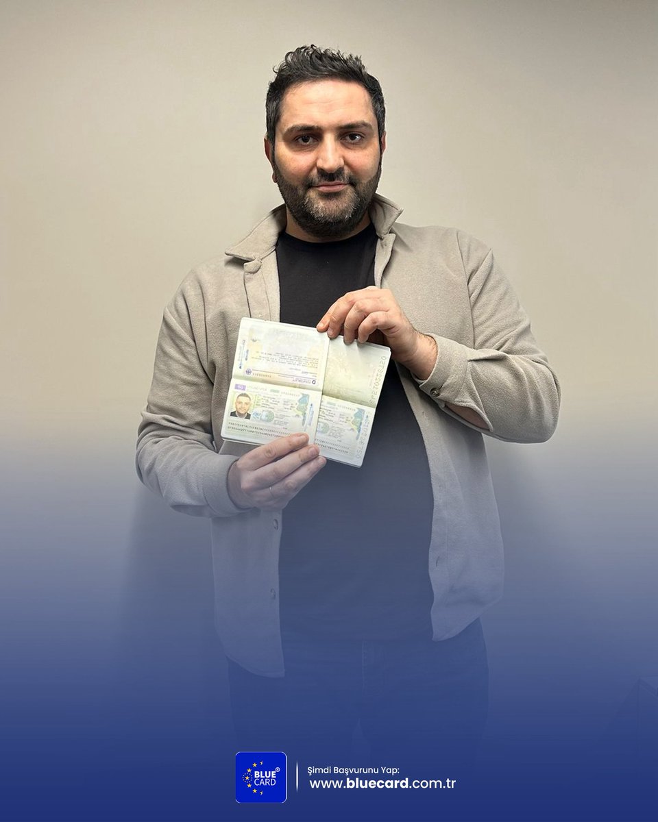 bluecardcomtr's tweet photo. Erdinç Bey ve Ailesi Artık Almanya Yolcusu! 🚛🇩🇪

Bir hayal daha gerçeğe dönüştü. Erdinç Bey, 39 yaşında bir Tır Şoförü olarak başlattığı Blue Card sürecini başarıyla tamamladı ve ailesiyle birlikte yeni hayatına ilk adımı atıyor.

Başvuru: 03.12.2025
Sonuç: 04.03.2026

Sadece 3 ay gibi kısa bir sürede vizelerini teslim almanın mutluluğunu paylaşıyoruz. Doğru danışmanlık ve eksiksiz hazırlıkla Avrupa kapıları size de açılabilir.

Siz de Erdinç Bey gibi hayallerinizi ertelemekten vazgeçin, uzman ekibimizle sürecinizi bugün başlatın!

📍 Bilgi ve Başvuru: https://t.co/9CPBnBv2fA

#vize #almanyavize #bluecard