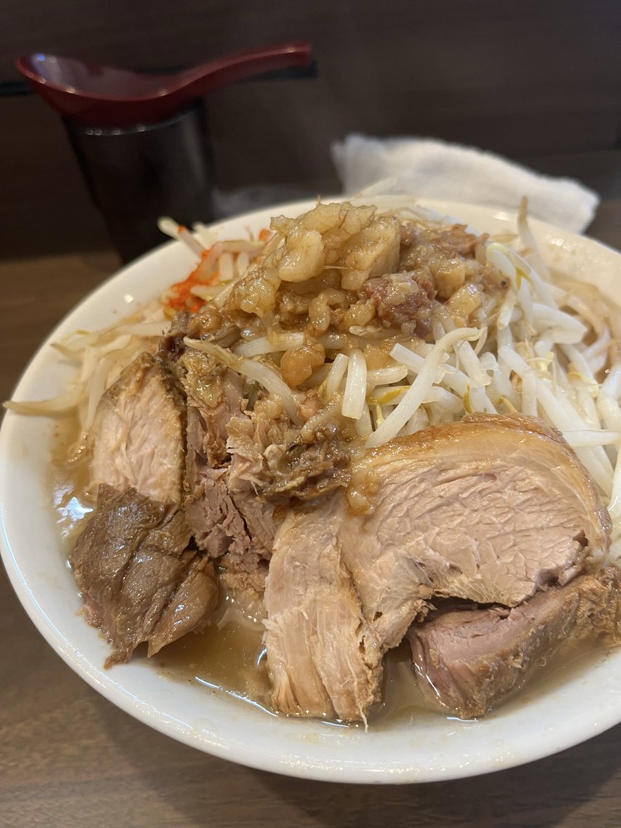 Candy_Stripes01's tweet photo. ラーメン最高

枚方の関西外大の近くにある二郎系のお店🍜
初回なのでシンプルに豚ラーメン300を注文
とろっとろの豚、飲みやすくて、ワシワシ麺によくマッチしたスープ
最高の一杯でした‼️ https://t.co/R13yjVtqIR