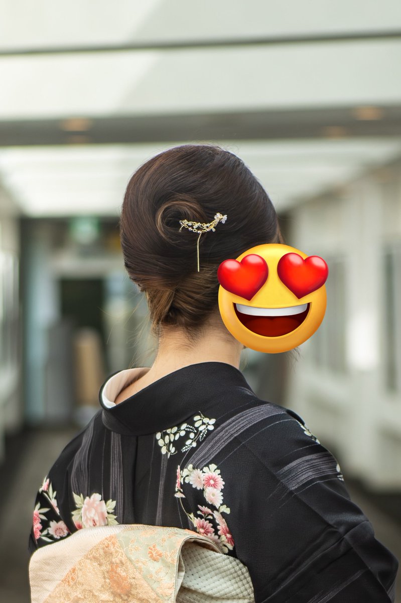 1日目の着物〜！

単衣だったから少し寒いかなって思ったけどこの日だけ暖かかったからよかった〜🥹

髪型も夜会巻きにしてみた🥰

2日間着物来て慣れてなくて少し疲れちゃったから普段から着ることにするし自分でも着付けられるようにする!!
#見て見てらでんちゃん
#でん同士和装部