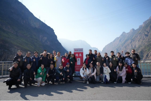 IHuaXi's tweet photo. What happens to life deep underground?
At 1,470m below the surface, researchers from #WCH conducted the world’s first #deepunderground medical experiments.
Ultra-low radiation slowed cell growth—opening new questions about cancer, aging, and human adaptation.
#CancerResearch https://t.co/oEQyaO1yvk