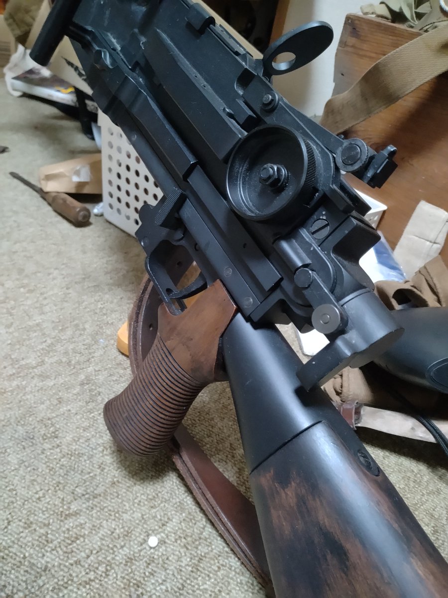 一般人にサバゲ経験者と言っても、軍装やリエナクトは説明面倒くさいからあまり言わない。
「マシンガンとかある？」と聞かれても「あります」としか言わない。
ミニミなんてねぇよ。