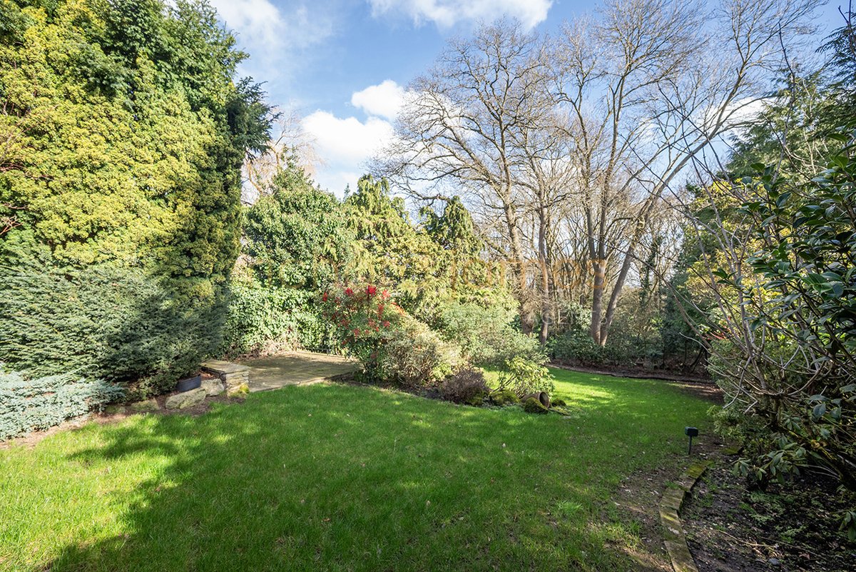 🏡 NEW INSTRUCTION – Eleanor Crescent, Mill Hill Village, NW7
💰 £1,395,000

A fantastic opportunity to purchase this beautiful detached home located on the picturesque Eleanor Crescent in the heart of Mill Hill Village.