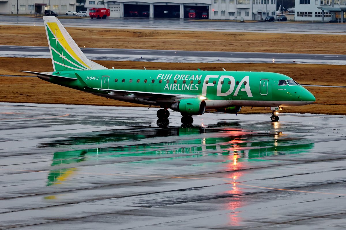 NRT0324's tweet photo. FDA10周年の時にムッスメとの記念撮影を4号機と共に記録出来たのは嬉しかったです
ラストフライト当日に思い付き、緑の服を古着屋で探しまくって自作「4号機ポロシャツ」を製作し寒い中記念撮影したのも良い思い出です👍
#JA04FJ 
#ずっと大好き4号機 https://t.co/VuJHqs35Iv