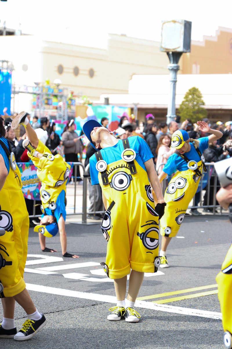 middle_usj's tweet photo. 彪勢くんその棒立ちポーズなに笑笑
とか思ってたけど、写真見返したら3人各々好きなことしててほんまミニオンダンサーのわちゃわちゃと自由さ好き

#USJファン
#DiscoverU https://t.co/l1OJJqIOoB