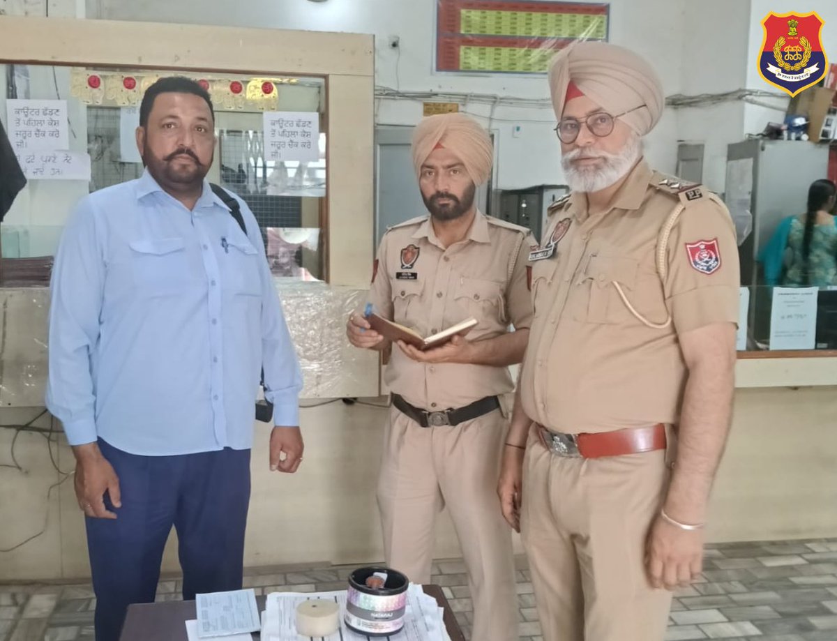 BarnalaPolice's tweet photo. In view of the security of the banks, Barnala Police checked the banks in the district and examined the security equipment and CCTV cameras present there and instructed the security guards to remain vigilant.
#BarnalaPolice #SecurityBriefing https://t.co/Vz6YPaVLLv