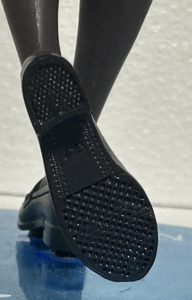 靴底に汚し塗装してみたら結構それっぽくなった！
3枚目は何もしてない状態です。