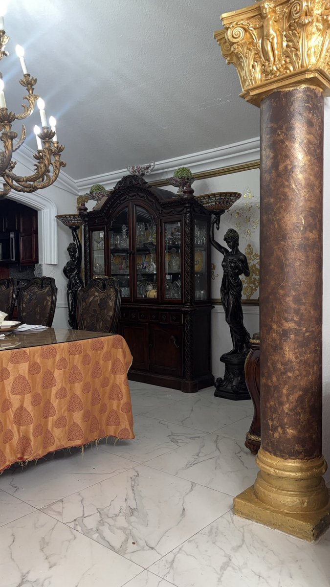 BrickGee's tweet photo. Marble floors and chandeliers that’s the only way we live https://t.co/5WRgUYYB8P
