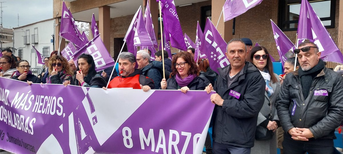 Hoy nos concentramos  las CCOO donde mas necesario es la reivindicacion  de la mujer , el Ayuntamiento de Móstoles por el Día de la Mujer, donde más necesario es que se nos vea. Por la igualdad real y contra la brecha salarial. ✊♀️ #8M #CCOO