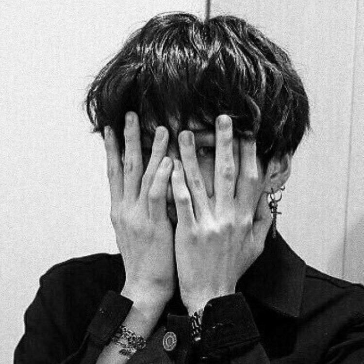 __says0mething's tweet photo. 인간은 불완전하고, 그 말이 뼈저리게 와닿을 만큼 나 자신이 부족하기에.
폭풍 속에서 비바람을 맨 얼굴로 맞는 사람에게 시선을 빼앗길 수 밖에. 천둥과 번개 같은 어것디의 랩과 슈가의 프로듀싱을 내 경험 속 어느 부분으로 여기며 아끼고 때로 어느 시절의 나를 되살리기 위해 너를 듣고. https://t.co/Xkk7tBVLqV