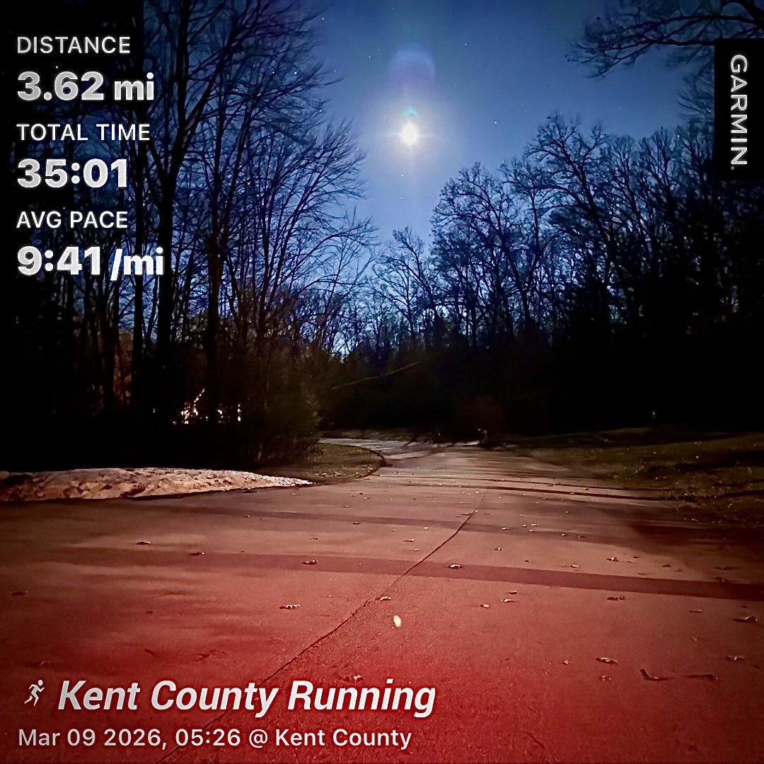 CJRomig's tweet image. Moon above, pavement below. No better way to start the week. #MondayMotivation #EarlyBird #PureMichigan