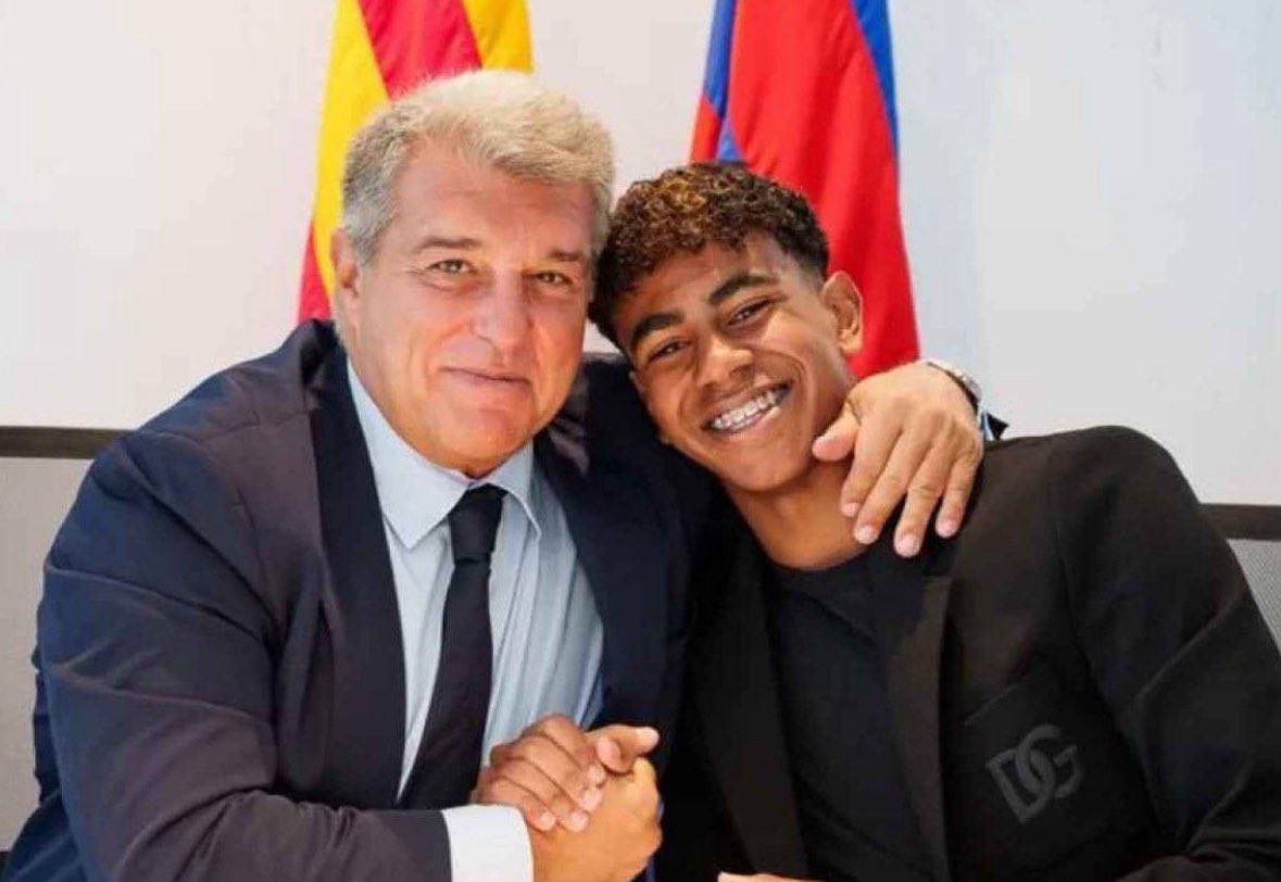 FabrizioRomano's tweet photo. 🚨 Joan Laporta: “One of the things I'm proud of… when Paris St-Germain came with €250m for Lamine Yamal and we said no”.

“Remember he has a contract until 2030”. https://t.co/x8EAasiNpz