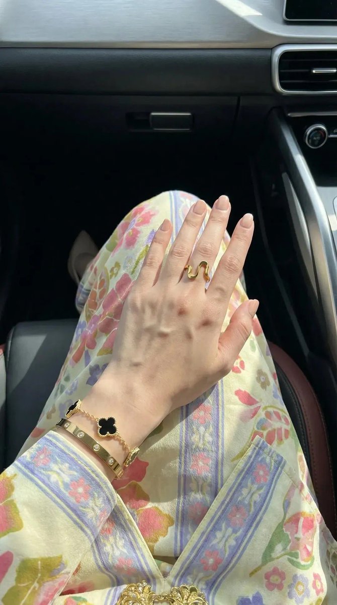 cookiewmilkk's tweet photo. gaiss yang punya emas beneran mau nanya dong 🤣 yang lebih mirip emas asli tuh yang warna nya kayak yang gelang clover atau gelang bangle aku sihh? 

kepo bgt tapi belom punya emas beneran nya akutuh 🤣🤣😭￼ https://t.co/lkNEB1HYgr