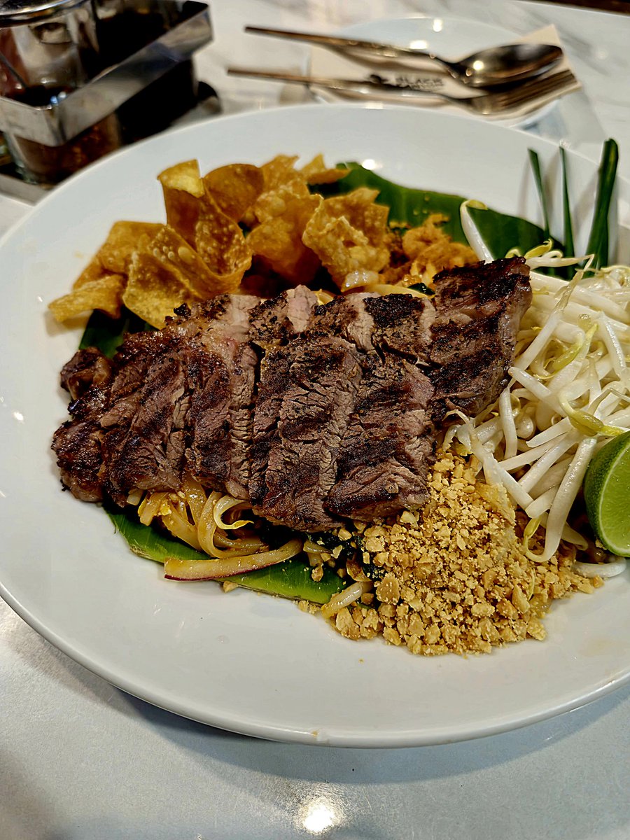 PaulMasa3's tweet photo. Australian beef pad thai #BlackCanyon https://t.co/1ZsRc2ZvOS