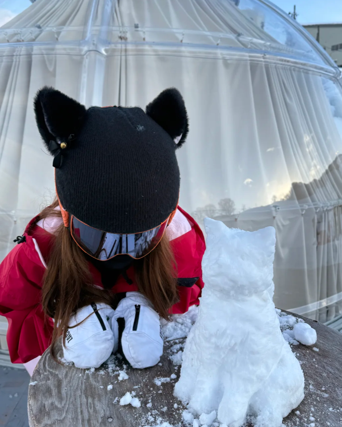 carolineorg's tweet photo. スキーの合間に雪で猫ちゃん作ったよ😆
冬の休日、ゆっくり過ごしてます https://t.co/SlqWXlHV9N