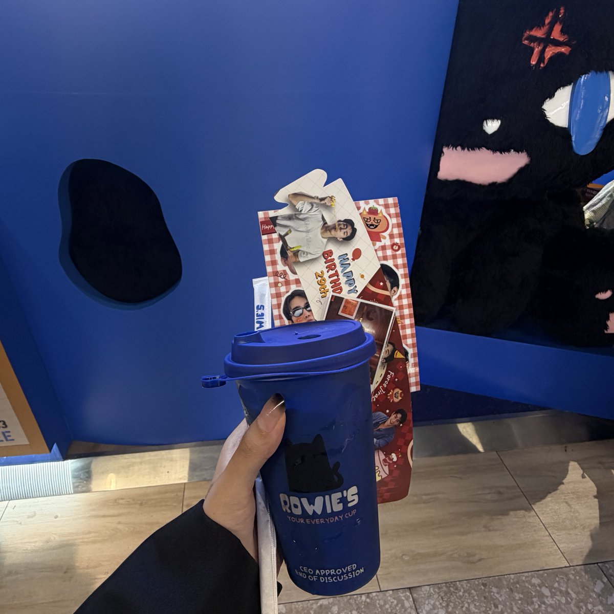 Happi daddi rowies meowww 🧁💙
สุขสันต์วันเกิดค้าบปป ขอบคุณสำหรับเมนูแสนอร่อยน้า ขอให้กิจการรุ่งเรืองยิ่งๆขึ้นปาย🫶🍀

#RowiesCoffee 
🤍🐈‍⬛ #fforce_  <a href="/fforcejs/">ฟอสสึมิอาจแทนคุณได้</a> 🐈‍⬛🤍