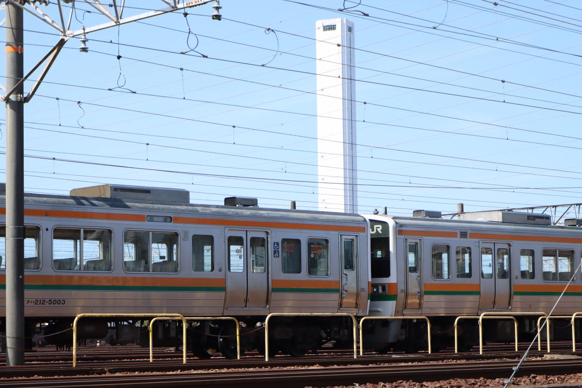jtmr3501's tweet photo. 213系が稲沢に来ました。
しかもコキ200と連結！
この先どうなる事やら🤔🤔 https://t.co/RoL8VxskFj