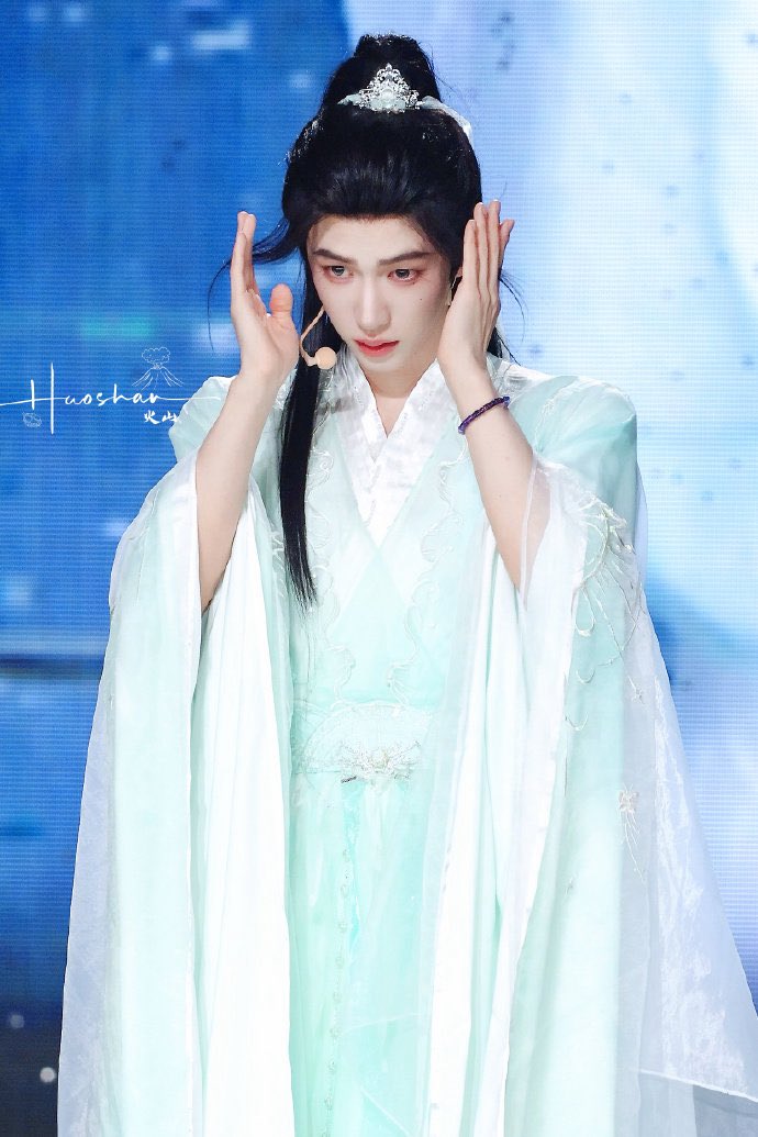 Tôi cần chính chủ lên tiếng xác minh đây là một người 

Eastern Breeze Liuyu #Liuyu_SHIATZYCHEN_in_Paris