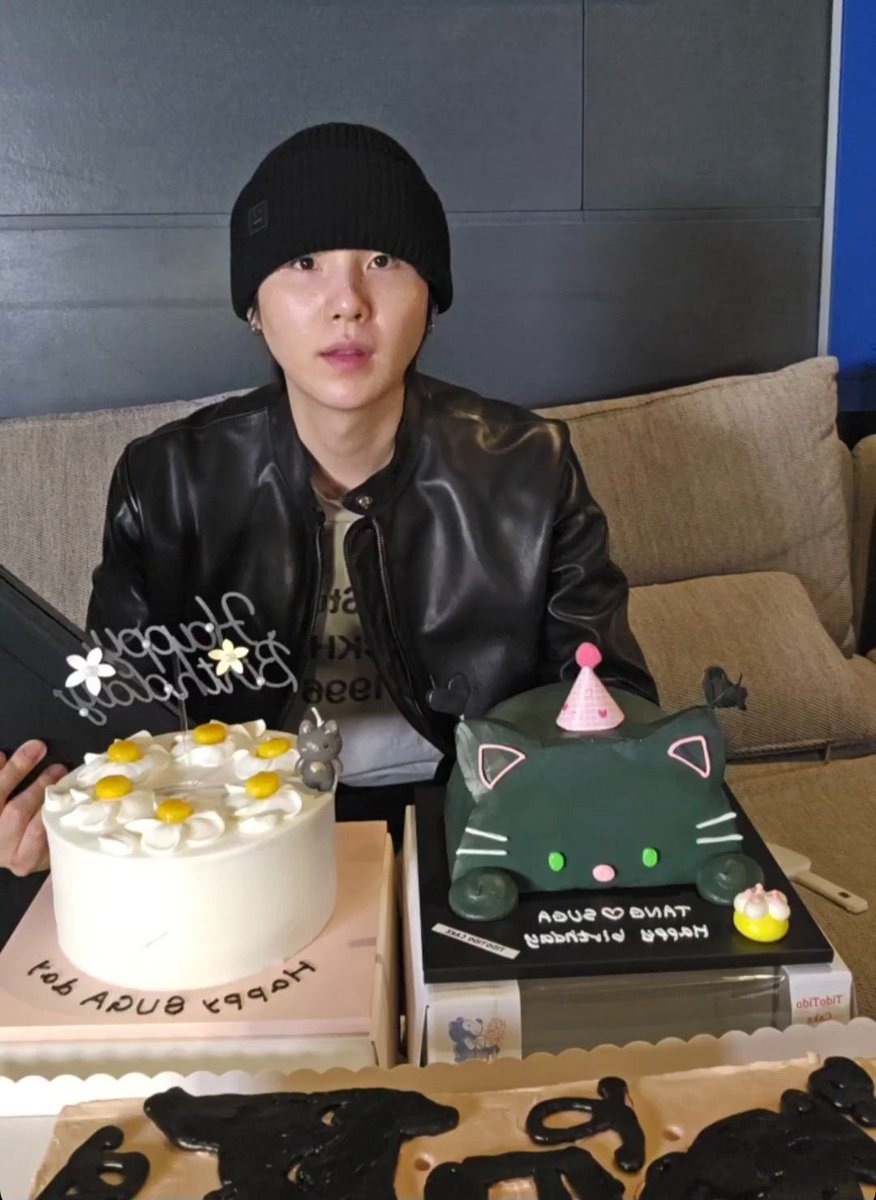 Karna mas pacar udah live aku mau GA kecil kecilan😍

YOONGI BIRTHDAY —GA🎂🐱 

30K for 6 org
( 5K / orang )

How to join :
— ARMY !
— RT tweet ini &amp; tweet yang aku pin
— Like tweet ini
— Reply dengan foto live Yoongi tadi

End : TBA
Winner dipilih random ✨

Happy Yoongi Day 💜