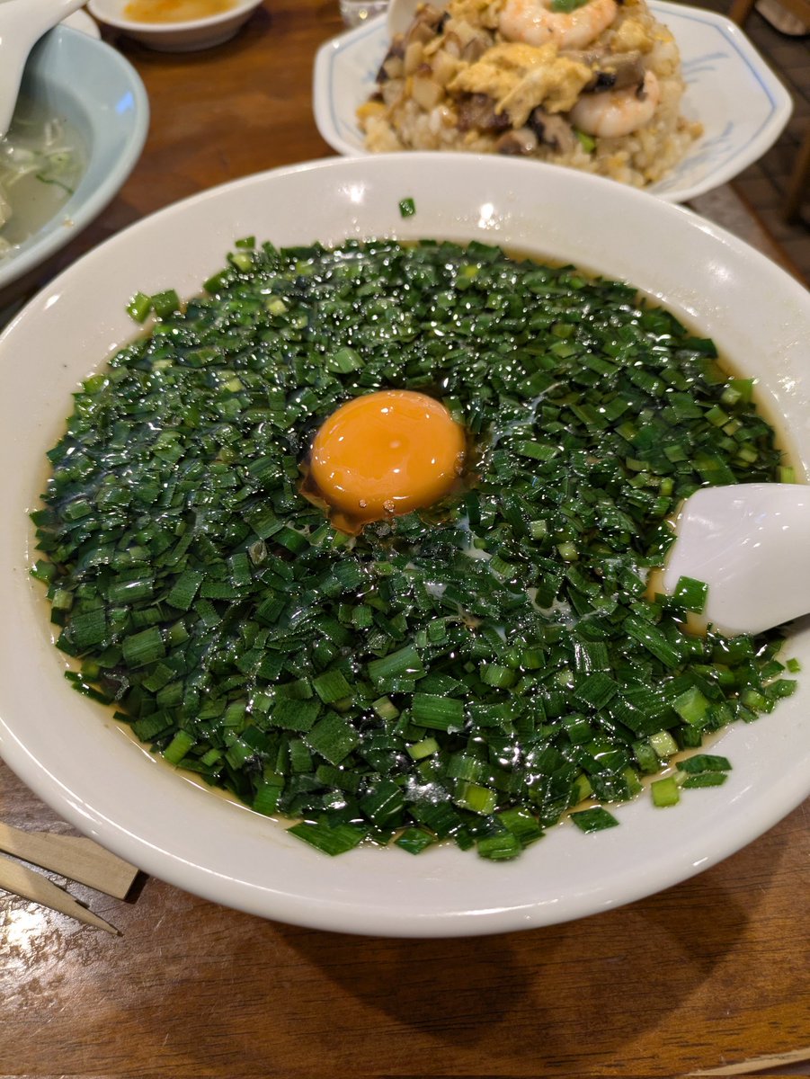 hide_mon_'s tweet photo. かみさんが神保町で買い物したいというので、家族を説得して念願の三幸園に
にらそば、餃子はクオリティ高く大満足
一番楽しみだった炒飯は味付けと仕上がりがかなりよろしくない。ルックス最高なのになあ https://t.co/fZG37o1Npi