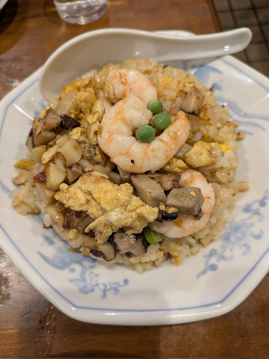 hide_mon_'s tweet photo. かみさんが神保町で買い物したいというので、家族を説得して念願の三幸園に
にらそば、餃子はクオリティ高く大満足
一番楽しみだった炒飯は味付けと仕上がりがかなりよろしくない。ルックス最高なのになあ https://t.co/fZG37o1Npi