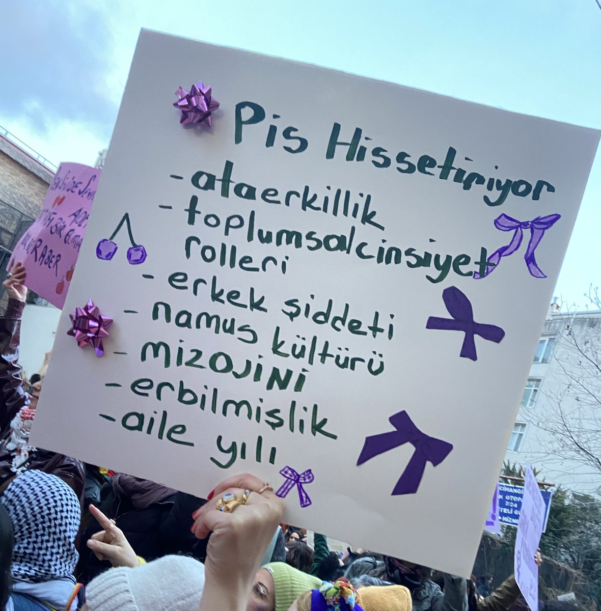 witcheziamfake's tweet photo. Dün alanda bi kız uzaktan yanıma gelip dövizimin fotoğrafını çekmek istedi, ben de “seninki de çok güzelmiş ben de seninkini çekiyim” dedim ve bunu çektim. Feminist anlamda ilk tabağı boş göndermeme denemesi. https://t.co/jqwtlHH2te