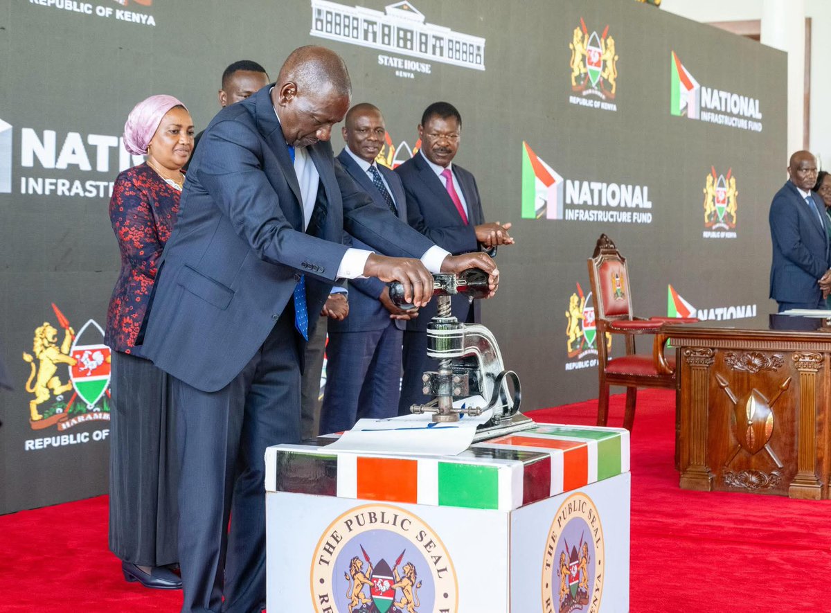 KIMANIICHUNGWAH's tweet photo. State House, Nairobi. 

Witnessed the historic signing of the National Infrastructure Fund into law by H.E. President @WilliamsRuto

The new legal framework provides a pathway for financing commercially viable infrastructure projects that are critical to driving Kenya’s economic transformation outside the traditional budgetary framework. By doing so, it reduces pressure on the Exchequer and creates fiscal space for the government to prioritise other key sectors, while ensuring that transformative infrastructure development continues across the country. 

@StateHouseKenya 
@HonWetangula