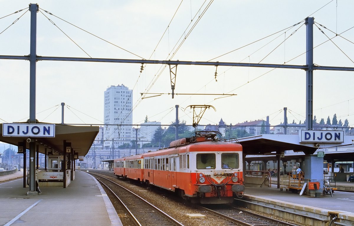 CheminsdeFerTC's tweet image. Un effet "madeleine" avec cette =&amp;gt;#Z7100 et ses deux remorques, typique des réseaux à alimentation électrique continue, à =&amp;gt;#Dijon (21) en 08-84.
📷Maarten van der Velden, source : Flickr flic.kr/p/27sfSPS