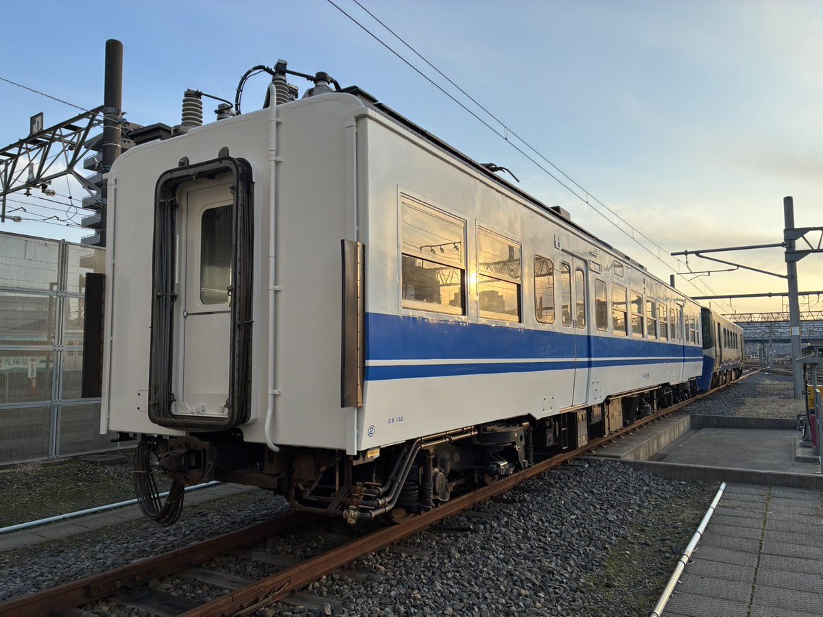 【えちごトキめき鉄道】TOKIトレイン運行開始まで後5日👐

塗装作業も僅かとなりました！
クモハ413-6とモハ412-6の状況をお見せします😆

#えちごトキめき鉄道　#トキ鉄
#TOKIトレイン  #ホリデーライナー
#新北陸色
