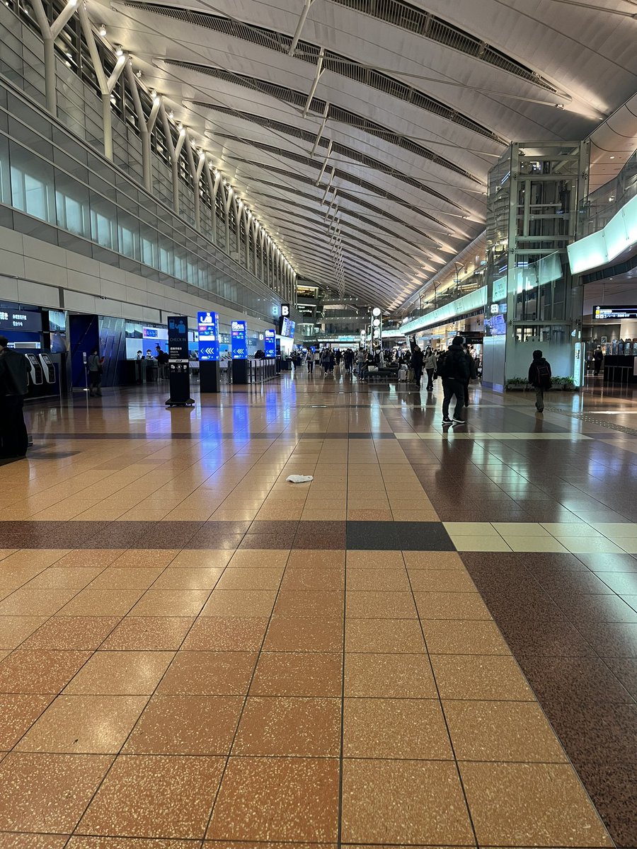 qD_hlst's tweet photo. #拡散希望
  #星街すいせい 
19時30分頃、羽田空港第2ターミナルの搭乗口A付近で星街すいせいさんのぬいぐるみが迷子になっていました！
頭にういろうのシールがついている子です！
ANAの職員の方に預けましたので、落とした方はANAにお問い合わせしてみてください！！！
(2、3枚目は落ちていた場所) https://t.co/hFn8dMvWca