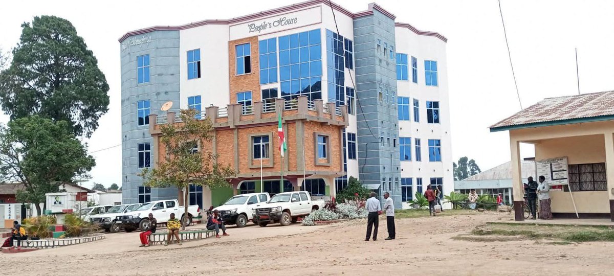 MagazineJimbere's tweet image. 😥 Un cadavre a été découvert sur la colline #Bubezi, dans la ville de #Kayanza, ce 9/3/2026. Des témoins indiquent que la victime souffrait d’un trouble mental et qu’elle a succombé après avoir été poignardée à la tête

🗣️ Ils ajoutent que cet homme aurait été tué par des