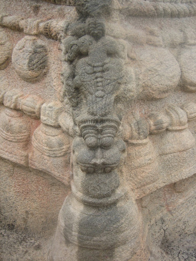 MallikarjunaNH's tweet photo. Gandaberunda carved on the neck of The magnificent Lepakshi Nandi carved out of a single giant block of granite. Said to be the largest monolithic Nandi in India. 💛❤️
#KannadaArchitecture https://t.co/V9veaUx0Mh