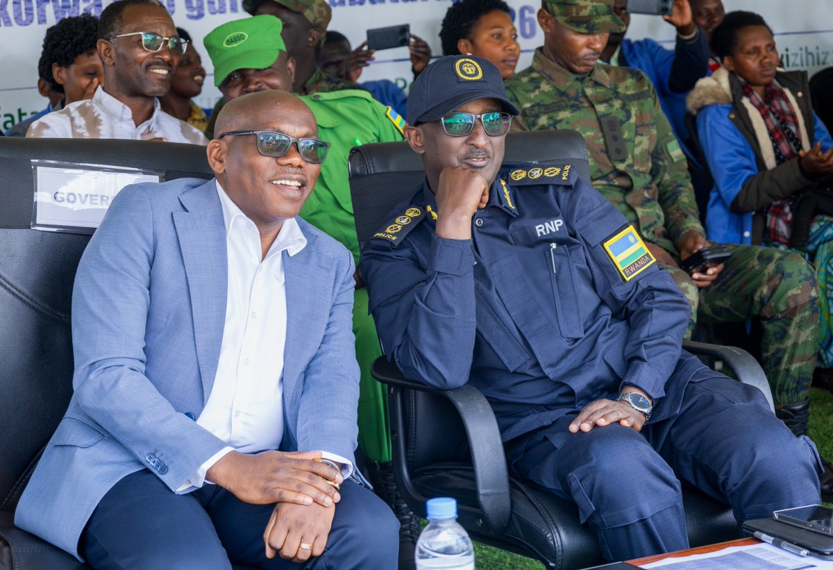Rwandapolice's tweet photo. CG Felix Namuhoranye: Dutangije iyi gahunda dufatanyije n’abaturage kuko kurinda igihugu bijyana no kwita ku mibereho myiza y’Abanyarwanda. Ni yo mpamvu twahisemo ibikorwa bifatika bigira umumaro mu buzima bwabo bwa buri munsi. Kugira ngo umuturange ahore ku isonga aho ari hose. https://t.co/XOW7tUImiA
