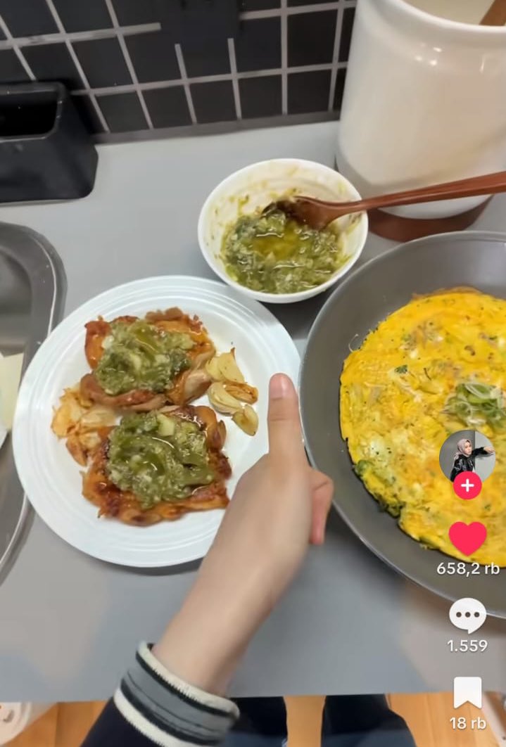 AndreaMoni52682's tweet photo. sebagai cewek suka insecure grgr liat ka shadira firdausi yang serba bisa mulai dari masak, nyanyi, make up semuanya diborong sedangkan gw masak aja gosong😭 https://t.co/36aFzIldZs