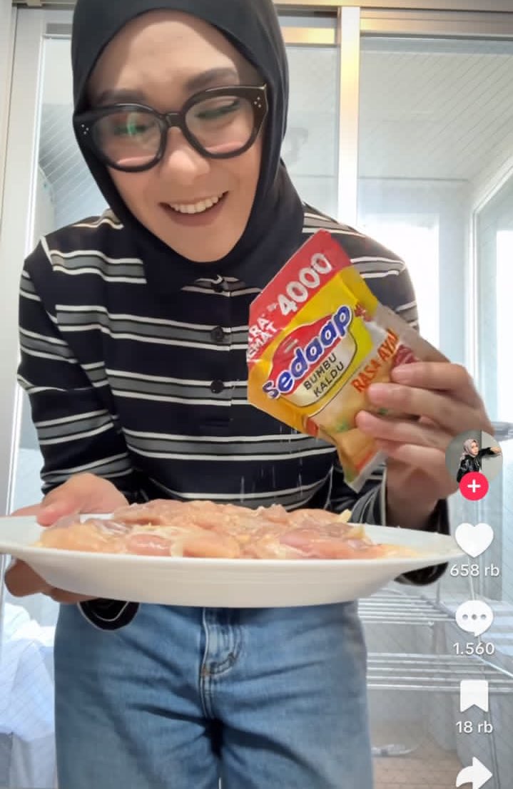 AndreaMoni52682's tweet photo. sebagai cewek suka insecure grgr liat ka shadira firdausi yang serba bisa mulai dari masak, nyanyi, make up semuanya diborong sedangkan gw masak aja gosong😭 https://t.co/36aFzIldZs