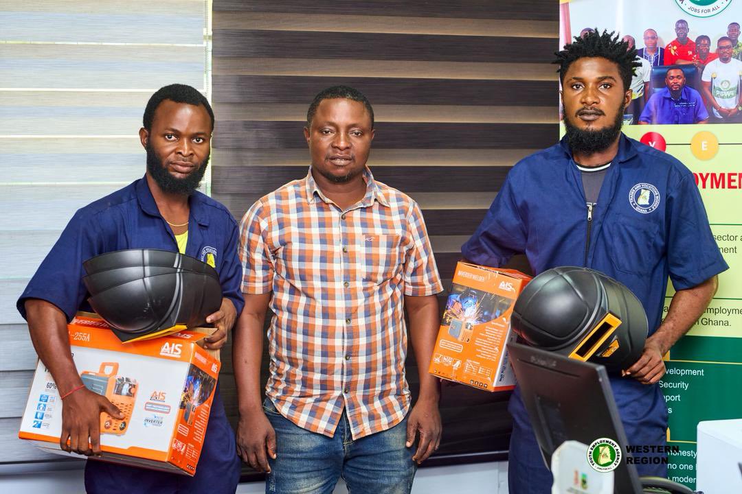 KendrickAbdulHM's tweet photo. 1/
As part of my routine engagements under the Youth Employment Agency (YEA) Skills Training Module, I made an unofficial stop at Eddy Kay Welding and Fabrication in the Shama District.

During the interaction with the management, it came to my attention that the centre …. https://t.co/IMOB63ewVb