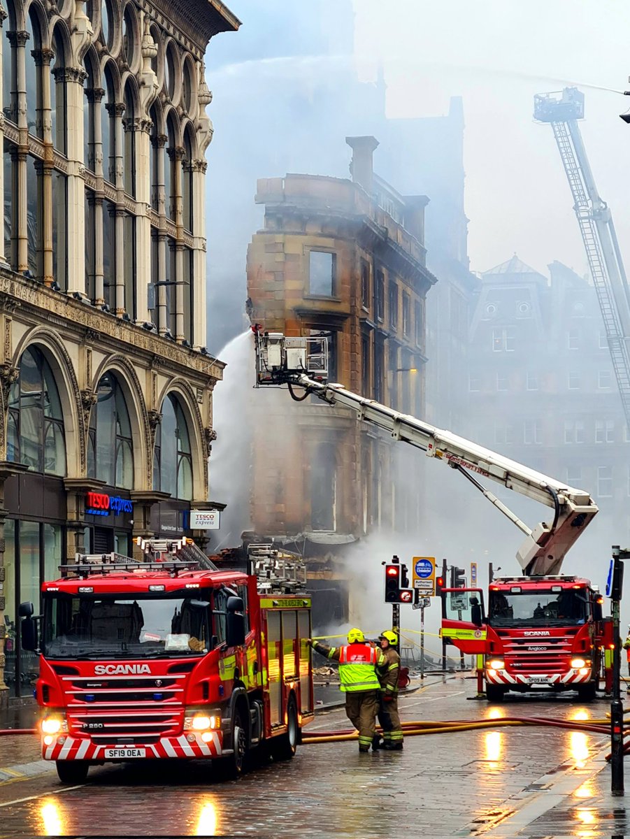 is_glasgow's tweet photo. The view from Gordon Street, showing the remaining facade of the Union Corner building. With nothing to support it and due to the heat from the fire, it's likely to be structurally unsound.
Cont./
#glasgow #architecture #fire #gordonstreet #streetscape https://t.co/TK4AwJ8FIw