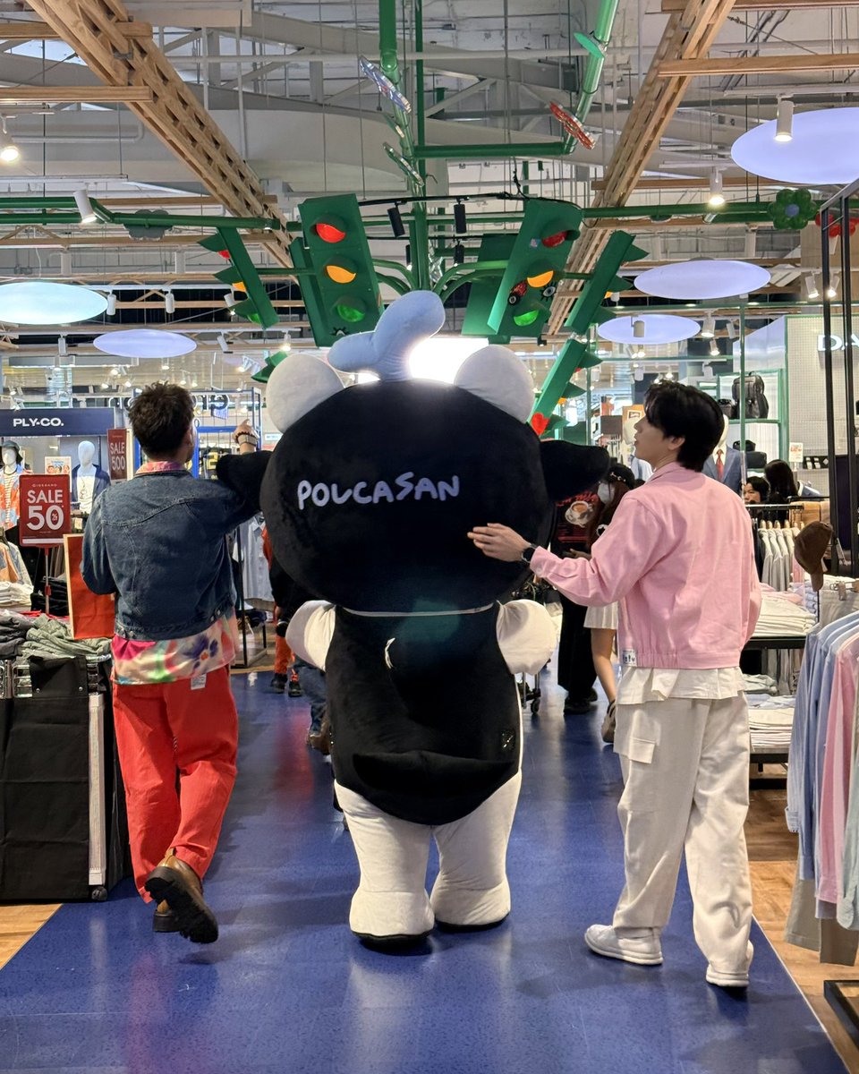 polcasan_GMMTV's tweet photo. พ่อพ่อช้อปปิ้งให้ซังใจดีที่ฉุดเยยย🛍️🛒แต่ไปเบิกเงินกับปะป๊านะฮับ🤭
#THEMALLSUMMER2026xNEWWIEE
#THEMALLSUMMER2026xPOLCASAN https://t.co/J0VSeIEpKc