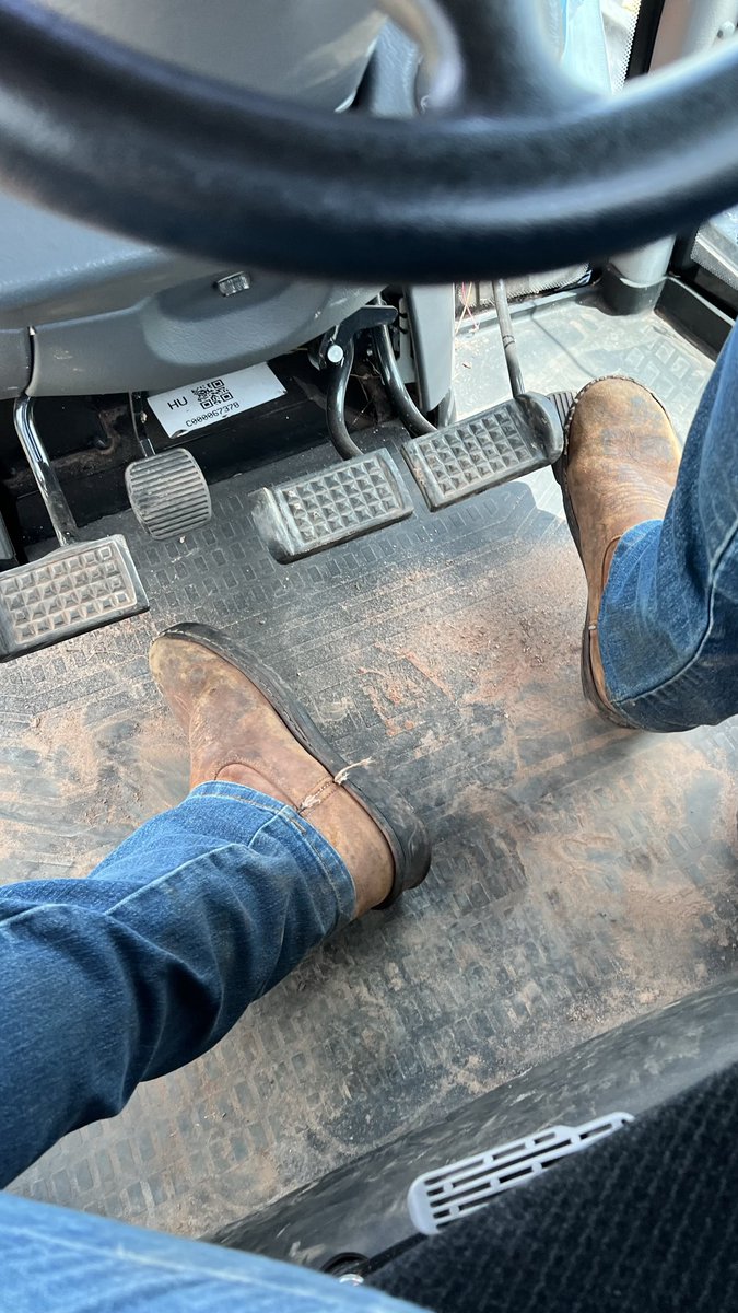 CasaldeBotas's tweet photo. Bora trabalhar 🥾44 com o trator 🚜 https://t.co/fVqllsOwHD