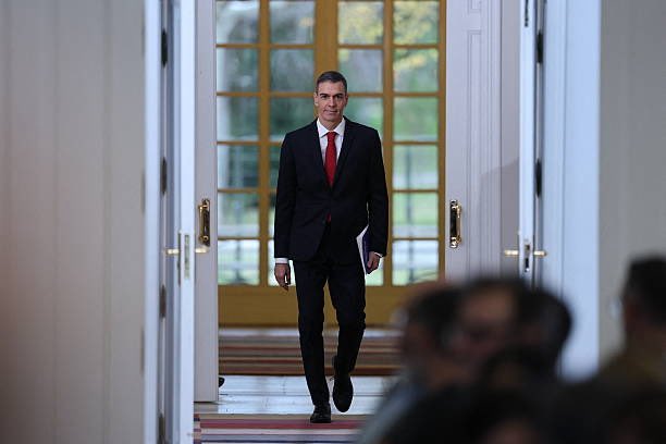 Cuando Pedro Sánchez era "Bronce" en Bosnia 🇧🇦  
En 1997, un joven Pedro Sánchez, con 25 años, pisó un Sarajevo destrozado por la guerra. En un país fracturado, aprendió lecciones que lo llevaron de las ruinas de Bosnia a la Moncloa. Esta es la historia. 🔥🧵 #PedroSánchez