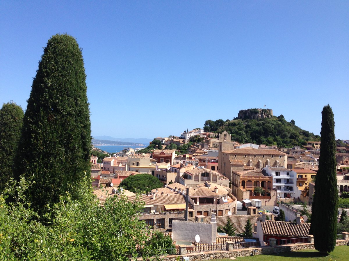 baixemporda_tur's tweet image. Descobreix el #BaixEmpordà  🌊🌿☀️

👉 BEGUR, un dels grans tresors de la #CostaBrava, dominat pel seu castell i envoltat de cales espectaculars. 🏰🌊

ℹ visitemporda.com/poble/begur/

@catexperience @costabrava @BegurEsAutentic