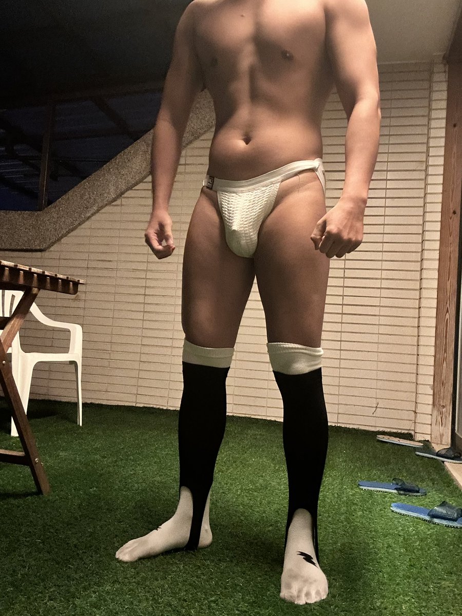 okami_www's tweet photo. 三月貞操鎖
Day 9
公司舉辦棒球比賽
打到襪子都髒了
隊友都不知道有一位棒球鎖狗🔐
打完球聞自己的味道又聞到���了
好想解鎖射精 沒辦法繼續禁慾增肌
大家喜歡我穿還是不穿
#貞操鎖 #後空 #白三角 #白襪 #五指襪 #野球 #chasitycage #chasity #jockstrap https://t.co/1VAMVInJ4f