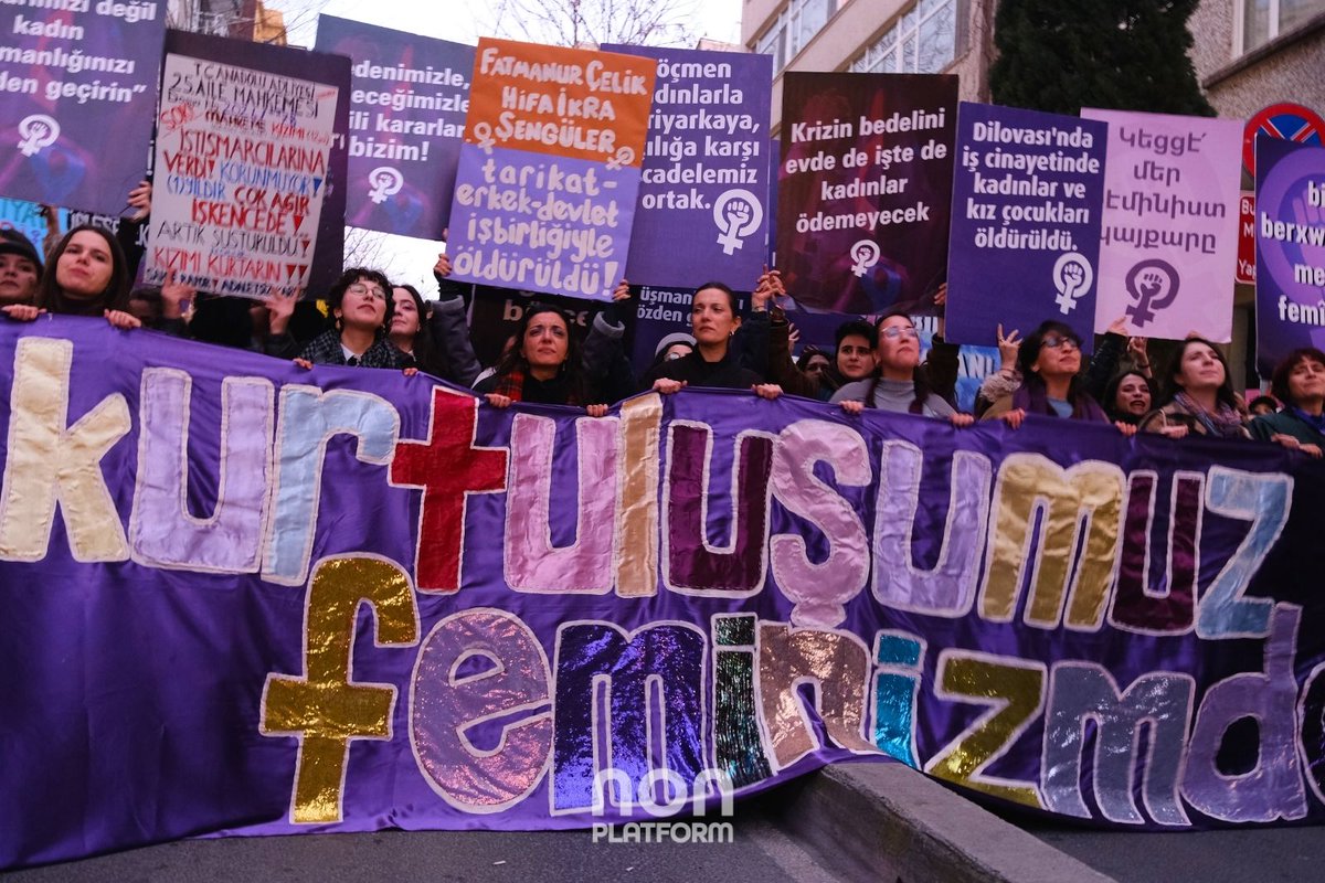 nonplatform's tweet photo. 8 Mart Dünya Kadınlar Günü'nde, İstanbul'da 24. Feminist Gece Yürüyüşü tüm engellemelere rağmen gerçekleştirildi. Binlerce kadın+, Beyoğlu sokaklarını doldurdu. 
#8MartDünyaKadınlarGünü #8Mart2026 #8Mart 
📸 by @cansuacarr https://t.co/wOURDGrpbR