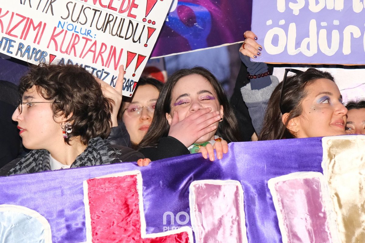 nonplatform's tweet photo. 8 Mart Dünya Kadınlar Günü'nde, İstanbul'da 24. Feminist Gece Yürüyüşü tüm engellemelere rağmen gerçekleştirildi. Binlerce kadın+, Beyoğlu sokaklarını doldurdu. 
#8MartDünyaKadınlarGünü #8Mart2026 #8Mart 
📸 by @cansuacarr https://t.co/wOURDGrpbR