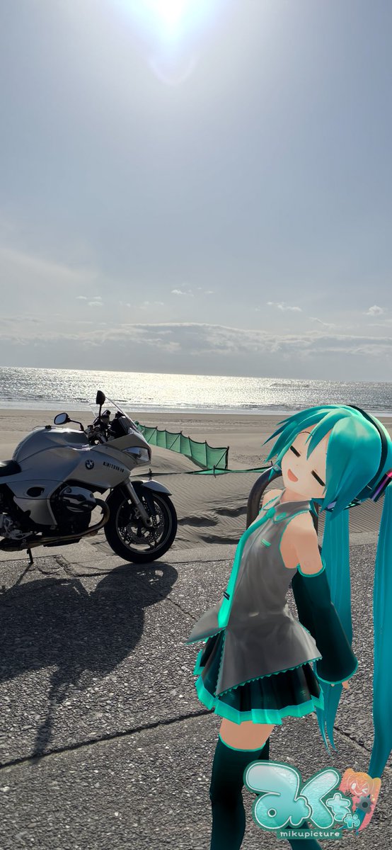 ミクの日なのでもう一枚。
春の海辺ではゆったりと時間が流れますね〜☺️ #ミクの日2026
 #みくちゃ