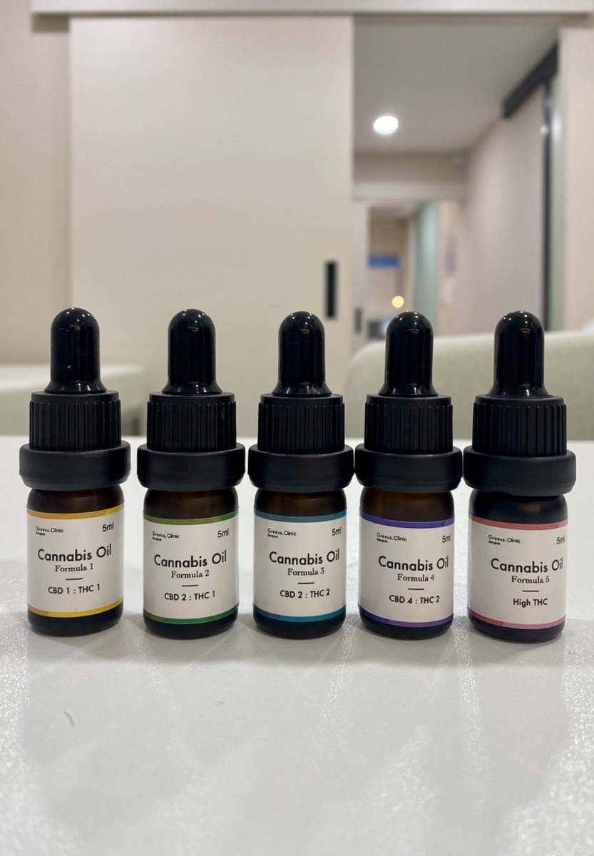 VapemaniaTH's tweet photo. 赤字公開から2週間。
状況が、少し動き始めました。

海外医療コンサルをされているフォロワーの方が、
昨日わざわざインドから会いに来てくださいました。

その方が言っていたのは、
医療大麻はいつか花開く日が来るということ。

理由は、世界中で
税金で医療を賄う時代から、
セルフケアや予防医療の流れが強くなっているからです。

特に、アメリカでは医療財政の負担が大きく、カンナビノイドを含めたセルフケア市場は拡大しています。

その流れは日本でも同じで、
大麻やシロシビンに興味を持つ研究者も増えているようです。

そして、フォロワーさんから、そういった日本の大学や研究者と、Greeusクリニックを繋いでくださると言っていただけました！

それは、
Greeusがランシット大学と提携していることが、医療の分野でも信頼できると判断されたからだそうです。

このクリニックは、簡単には諦めきれません。

今後は潰さないことを最優先にした運用に変え、
少しずつ症例を積み上げながら続けていきます。

慣れない間はご不便おかけしますが、今後ともクリニックもよろしくお願いします。
