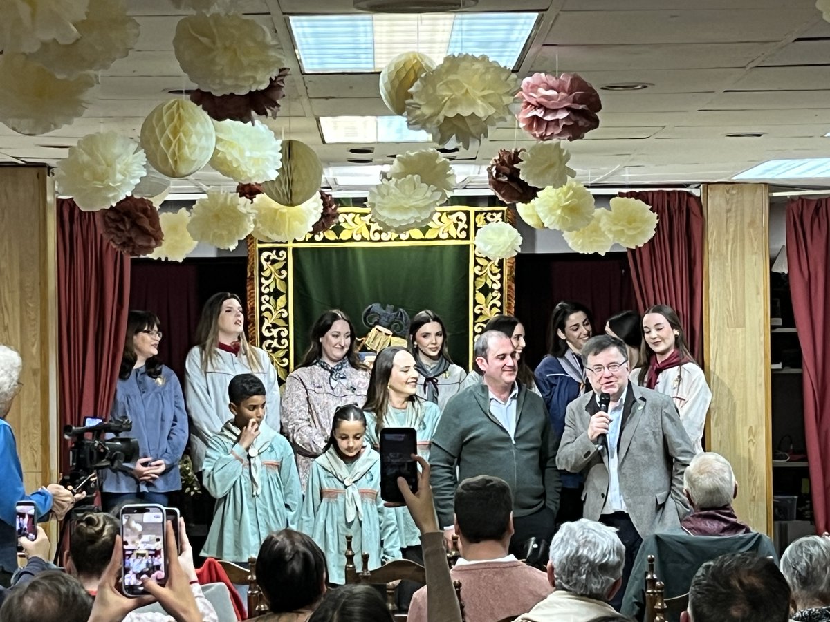FalladelPilar's tweet photo. L'acte va acabar amb un emotiu missatge d'agraïment i suport a Paco Torres per part de les nostres últimes Falleres Majors. 🫶
#falles26 #falladelpilar #pacotorres https://t.co/gtA2T4vdkJ